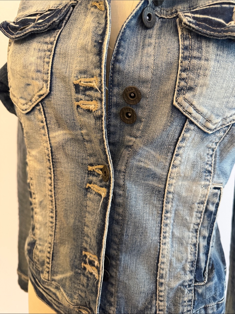 Vintage Americanino Studded-Collar Distressed Light Blue Denim Jacket - Picture 4 of 8